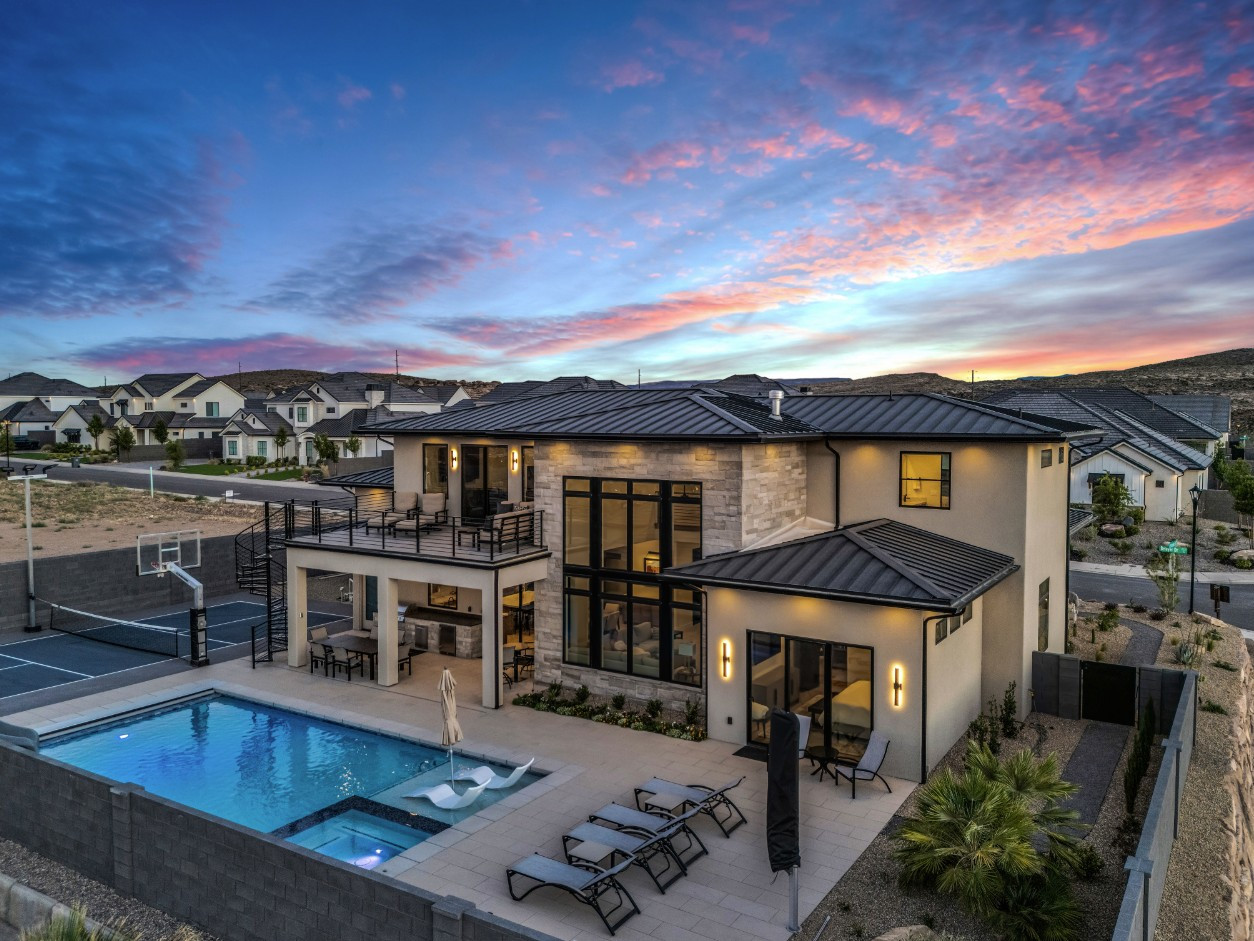 A beautiful Southern Utah home at sunset